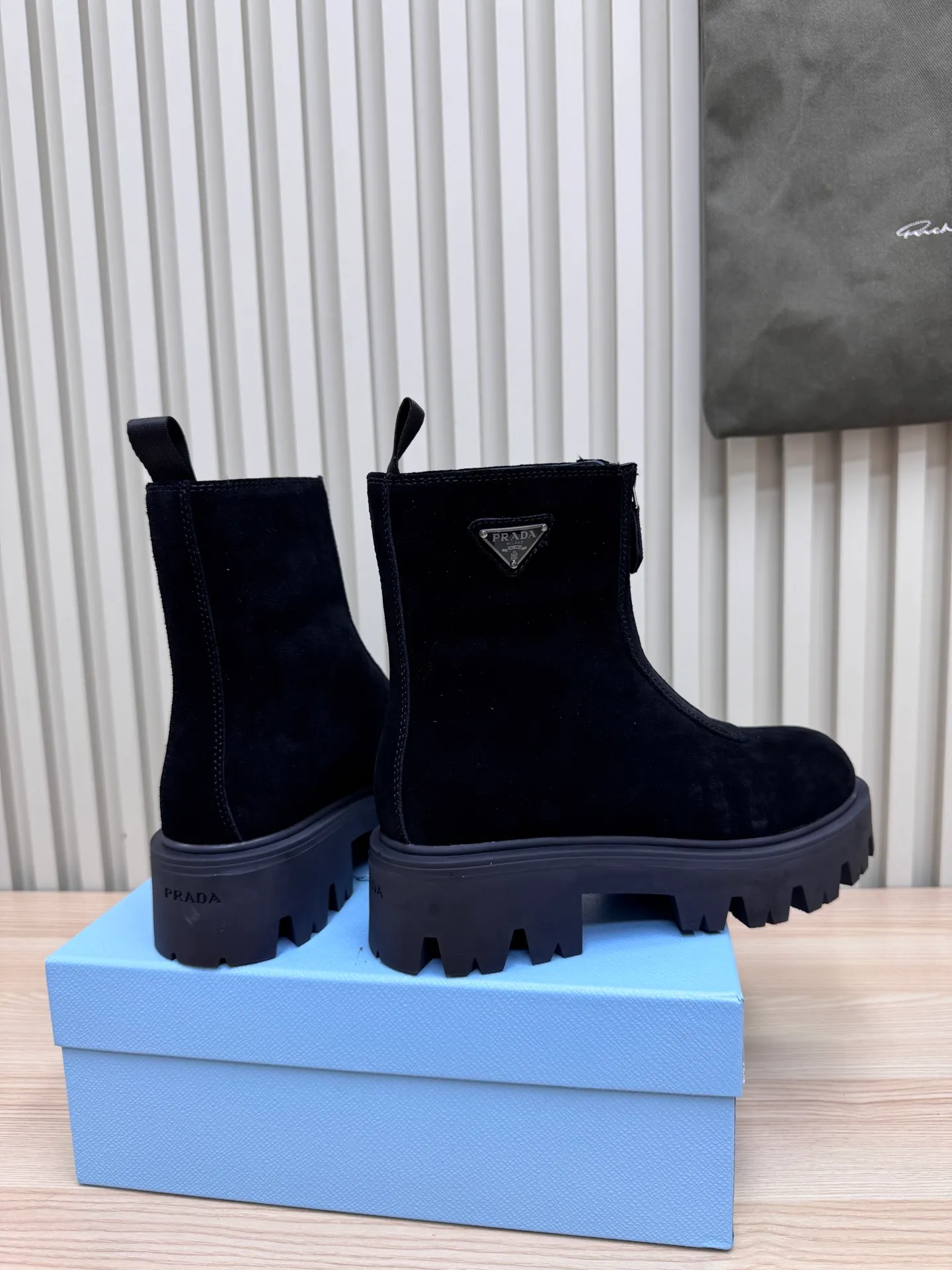 👟👟Ex-factory price 680👟👟 Prada / Prada couple's Martin boots are here, comfortable and elegant to wear. The original molded outsole of the counter is 1:1 replica. It is made of non-slip and wear-resistant imported TPU tin mold vacuum outsole. Tank-shaped thick sole. Fabric: imported anti-explosion cowhide. Lining: imported mixed sheepskin lining. Sheepskin foot pads. Outsole: tin molded beef tendon sole. Code number: 35-41 (42 customized)